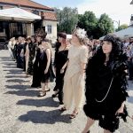 Uczennice szkoły podczas pokazu mody na ul. Kilińskiego