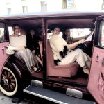 uczennice szkoły siedzące w saamochodzie z okresu lat 20 XX w.